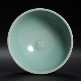 Chinese Southern Song Dynasty Longquan kiln green glaze plum blossom bowl
