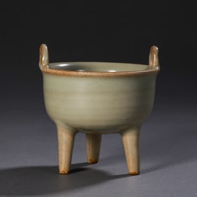 Chinese Southern Song Dynasty Longquan kiln green-glazed two-handled three-legged censer