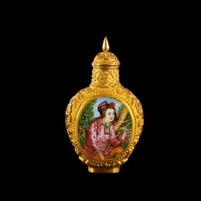 A pure gold window-shaped snuff bottle with Western figures, dating from the Qianlong period of the