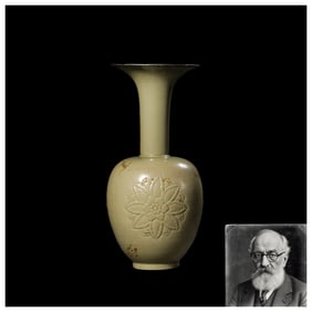 Chinese Song Dynasty Yue Kiln celadon flower pattern long-necked vase