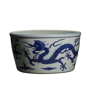 Blue and white dragon-patterned jar from the Jiajing period of the Ming Dynasty, China