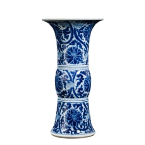 Chinese Qing Dynasty blue and white flower vase