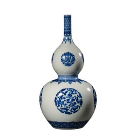 Chinese Qing Dynasty Qianlong period blue and white gourd vase