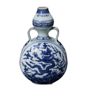 Blue and white dragon-patterned double-handled gourd vase from the Xuande period of the Ming