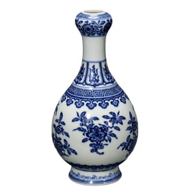 Chinese Qing Dynasty Qianlong period blue and white flower pattern garlic vase