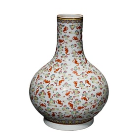 Chinese Qing Dynasty Guangxu period famille rose long-necked vase with cloud and bat pattern