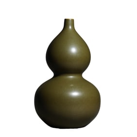 Chinese Qing Dynasty Qianlong Tea-leaf Glaze Gourd Vase