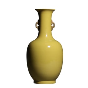 Chinese Qing Dynasty Qianlong lemon yellow glaze double-eared vase