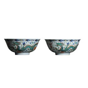 A pair of Chinese Qing Dynasty Daoguang famille rose dragon-patterned bowls