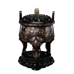 Chinese Qing Dynasty double-handled tripod censer
