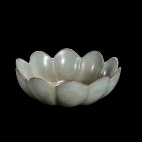 Chinese Song Dynasty Ru kiln celadon flower-mouthed bowl