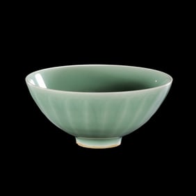 Chinese Southern Song Dynasty Longquan kiln green-glazed lotus-petal bowl