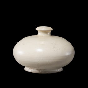 Chinese Tang Dynasty Gongxian kiln white porcelain short plum vase