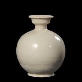 Chinese Tang Dynasty Gongxian kiln white porcelain plate-mouthed vase