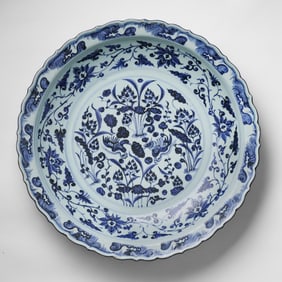 A large plate with blue and white coiled branch pattern from the Yuan Dynasty