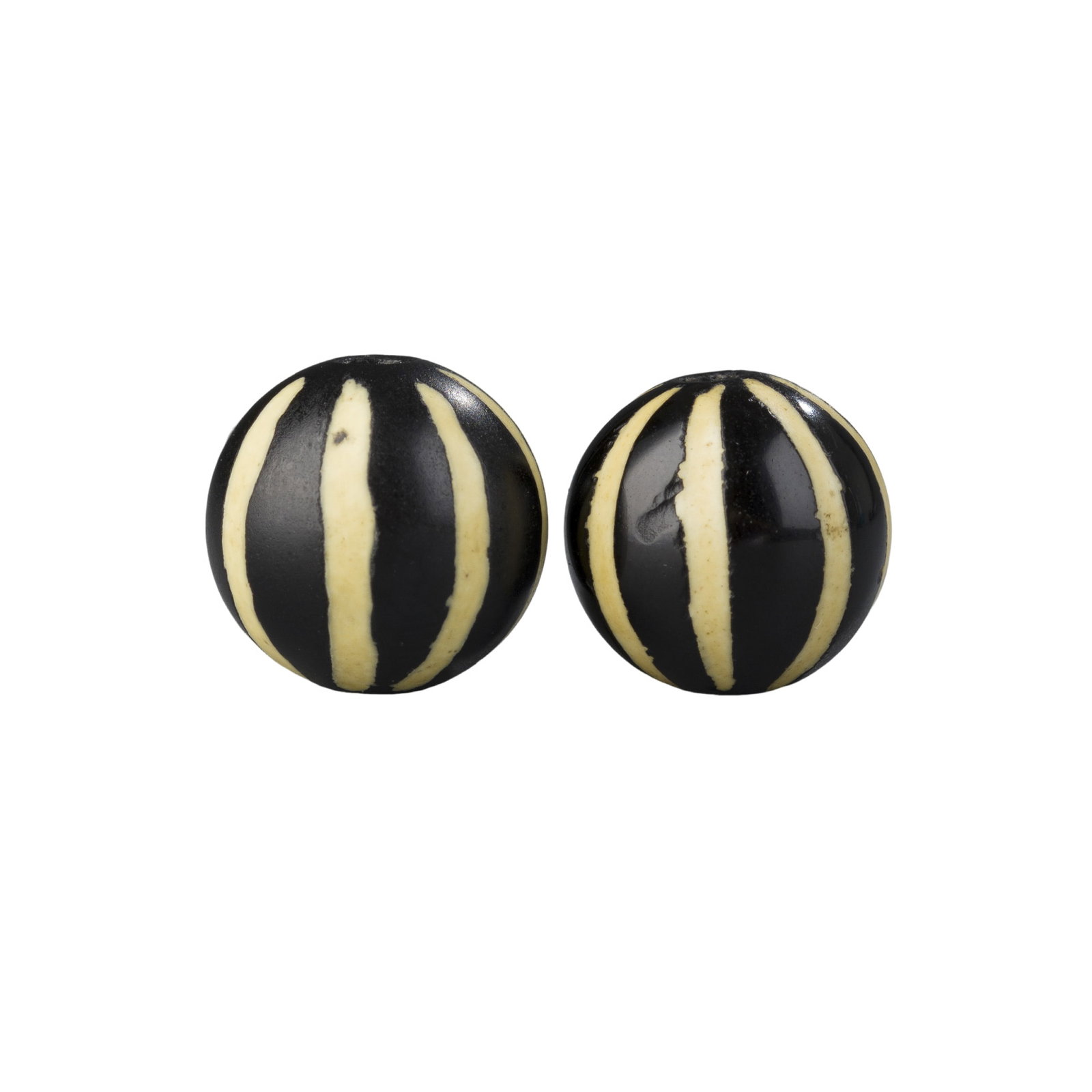 Sino-Tibetan Phum Dzi Agate Beads with Melon Pattern – 2 Pieces: A pair of Sino-Tibetan Phum Dzi agate beads,Featuring the distinctive melon pattern, these beads are valued for their unique design.Size: ~1.1 cm eachWeight: 4 g totalQuantity: 2 beads
