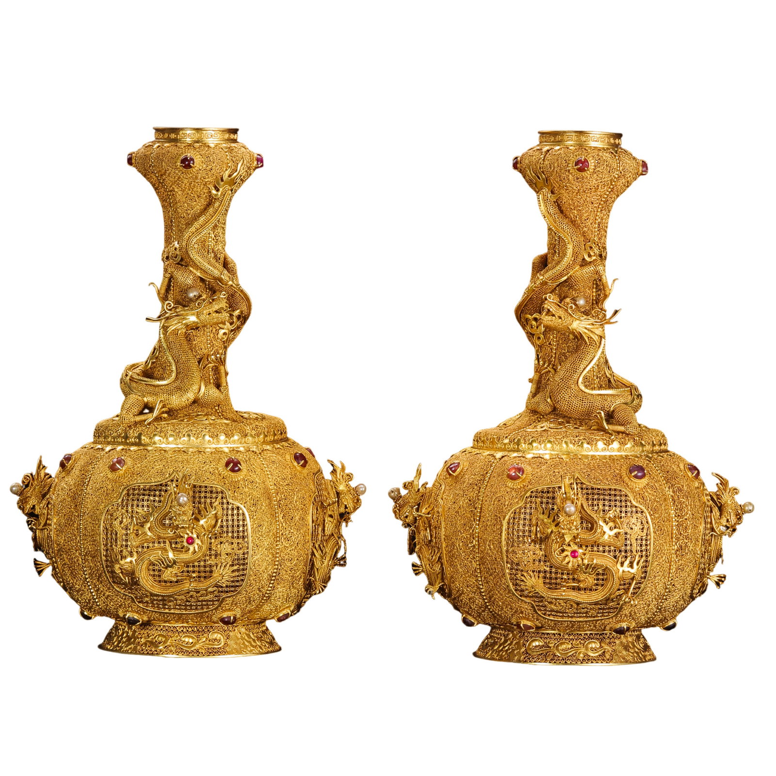 Pair of Qing Dynasty Gilt-Silver Filigree Vases with Dragon Design and Gemstone Inlays: 18th–19th Century; H. 20 cm, W. 20 cm; total weight 1024 g; H. approx. 7.87 in, W. approx. 7.87 inCondition and Provenance: Good condition, preserved as a pair, with the overall structures intact, b