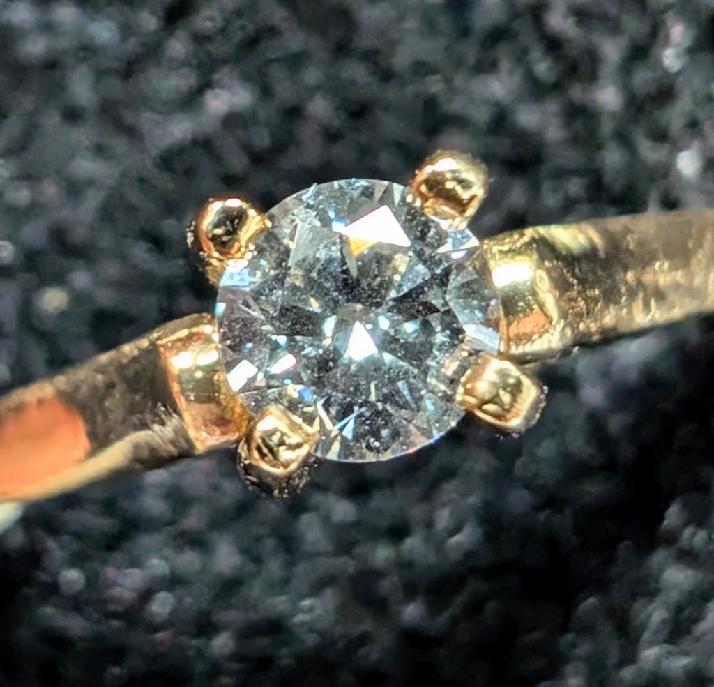 APPR $1910 10K 1.92G Natural Diamond 0.27Ct Ring: 10K Yellow Gold 1.92G Natural Diamond 0.27Ct Ring (~Size 4.75)(Ring is resizable for $40), Made in Canada, Appraised Retail $1910 2D