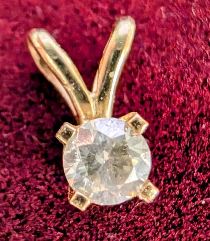 APPR $835 14K Gold Natural Diamond 0.11Ct Pendant: 14K Yellow Gold Natural Diamond 0.11Ct Pendant, Made in Canada, Appraised Retail $835 (Estimated Selling Price from $120 to $240) P400 3.00 2301.00