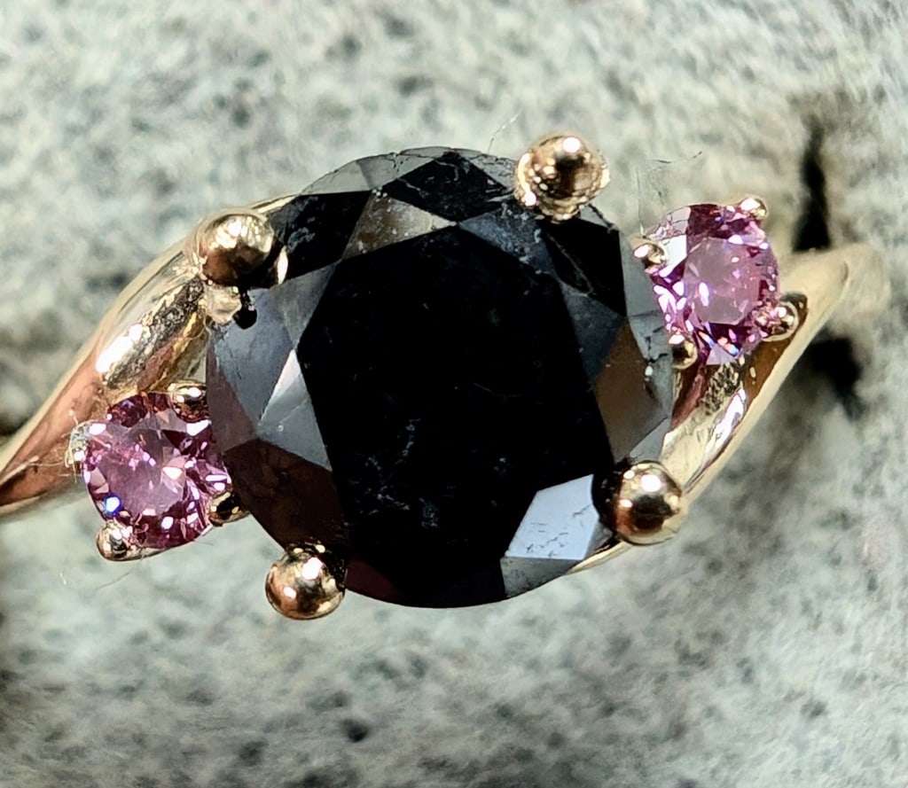 APPR $2630 10K(2.7G)Black Dia(1.2Ct)+ 0.2C Lab Pi: 10K(2.7G)Black Dia(1.2Ct)+ 0.2C Lab Pink Dia Ring, Made in Canada, Appraised Retail $2630 (Estimated Selling Price from $450 to $900) R1500 39.00 2308.00