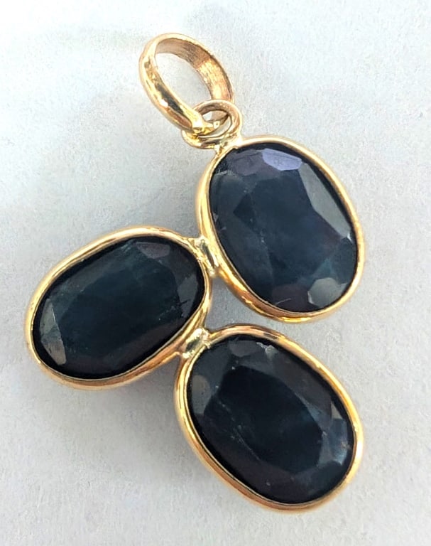 APPR $1000 10K Gold 1.08g BLUE SAPPHIRE 3.3ct PEND: $1000 10K Gold 1.08g BLUE SAPPHIRE 3.3ct PENDANT appraised/retail value $1000 40.00 400.00 90.00 BZ2346-90