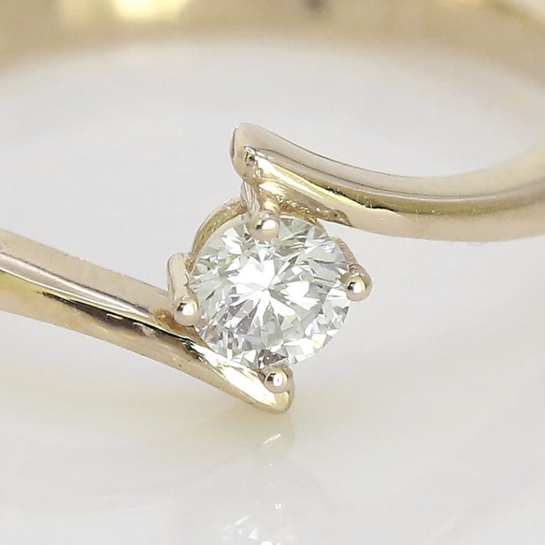 APPR $1100 Lab Diamond 10Kt Gold Ring: CENTER GEMSTONE REPORT # - 107161 GEMSTONE - DIAMOND TREATMENT - LAB GROWN QUANTITY - 1 CUT SHAPE/STYLE - ROUND BRILLIANT COLOR RANGE - G-H CLARITY RANGE - VS WEIGHT (EST) CT- 0.22 SIZE (mm) - 3.67 CO