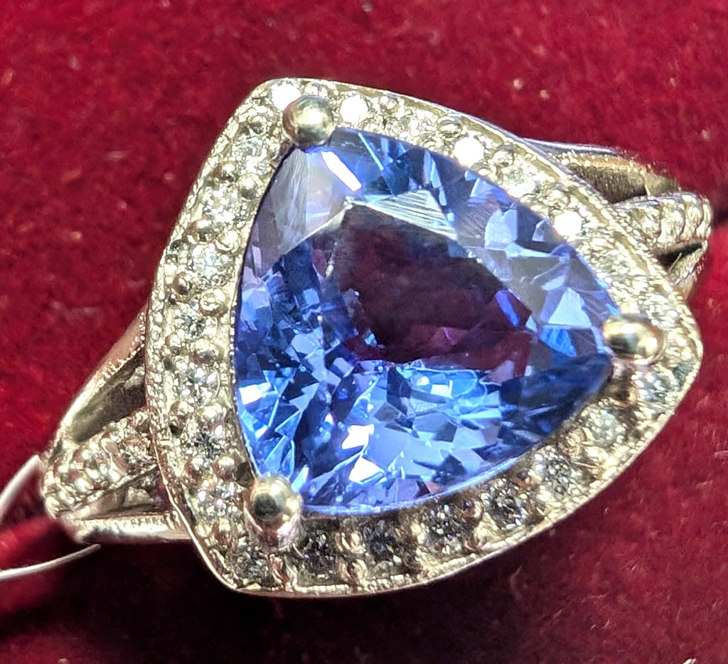 APPR $5950 14K Gold 4.2g TANZANITE 1.8ct DIA 0.15c: $5950 14K Gold 4.2g TANZANITE 1.8ct DIA 0.15ct RING retail value $5950 142.00 3000.00 42.00 BZ2386