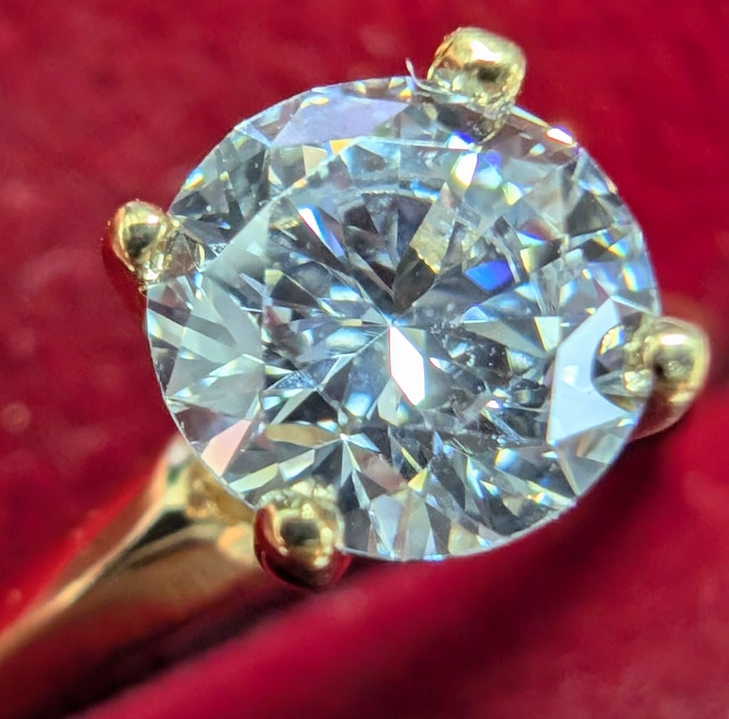 APPR $2600 10K Gold 1G Lab Diamond 0.85ct Ring: 10K Yellow Gold 1G Lab Diamond 0.85ct Ring ~Size 6Ring Is Resizable For $40 Made In Canada Appraised Retail $2600 Estimated Selling Price From $390 To $780 2337.00 10.00 R1300