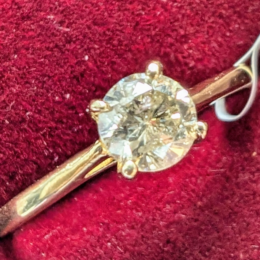 APPR $2215 10K Gold 1.38G Natural Diamond 0.56Ct: 10K Yellow Gold 1.38G Natural Diamond 0.56Ct Ring (~Size 7)(Ring is resizable for $40), Made in Canada, Appraised Retail $2215 BZ2224-51B R1800 51B
