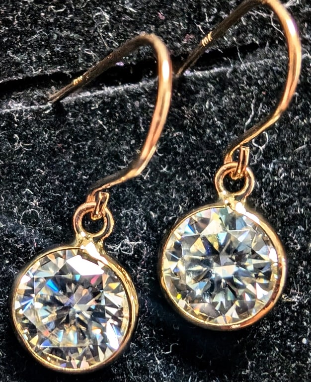 APPR $900 10K Gold 0.6g MOISSANITE 1.6ct  EARRINGS (1 of 3)