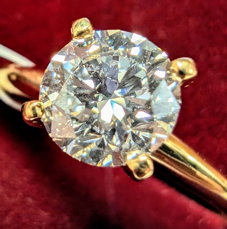 APPR $2850 10K Gold 2.31G Lab Dia 1.1Ct Ring: 10K Yellow Gold 2.31G Lab Dia 1.1Ct Ring (~Size 6.5)(Ring is resizable for $40), Made in Canada, Appraised Retail $2850 (Estimated Selling Price from $570 to $1140) R1900 14.00 2308.00