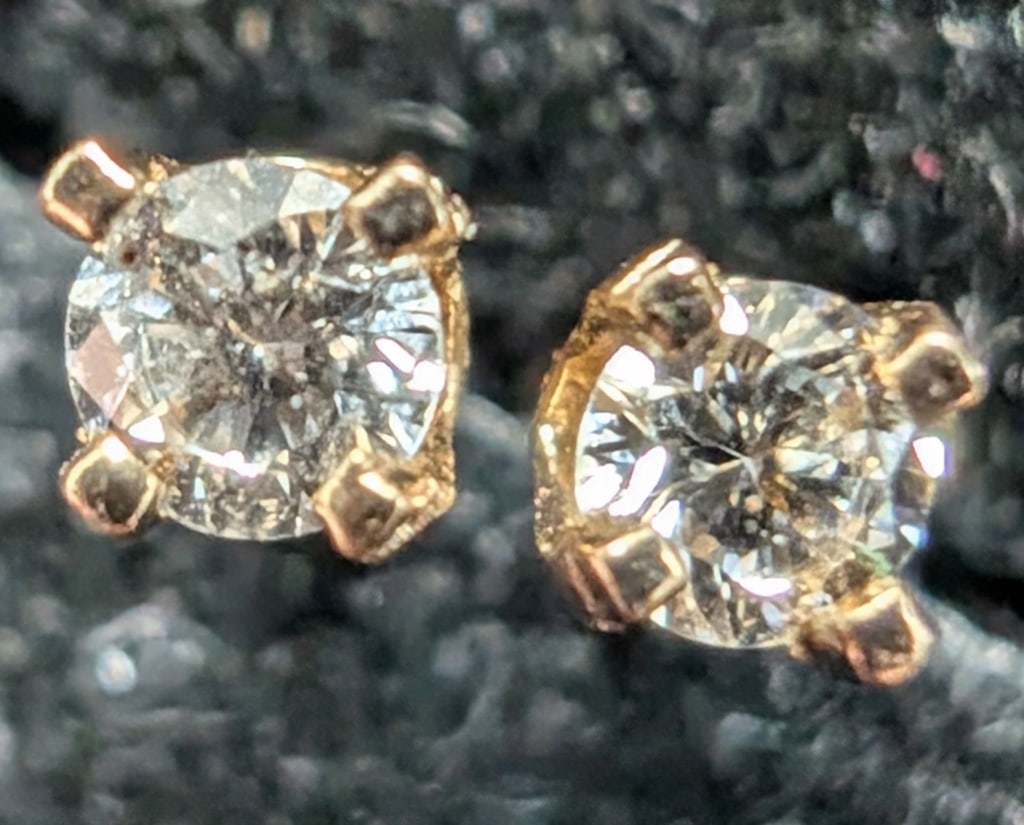 APPR $1415 14K Gold 0.7G Natural Diamond 0.42ct Ea: 14K Yellow Gold 0.7G Natural Diamond 0.42ct Earrings Made In Canada Appraised Retail $1415 Estimated Selling Price From $210 To $420 2337.00 2.00 E700
