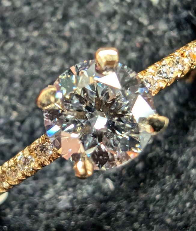 215APPR $1875 10(1.27G)Lab Dia(0.6Ct)+0.1 Ring: 10(1.27G)Lab Dia(0.6Ct)+0.1 Ring (~Size 6.5)(Ring is resizable for $40), Appraised Retail $1875 (Estimated Selling Price from $330 to $660) R1100 42.00 2308.00
