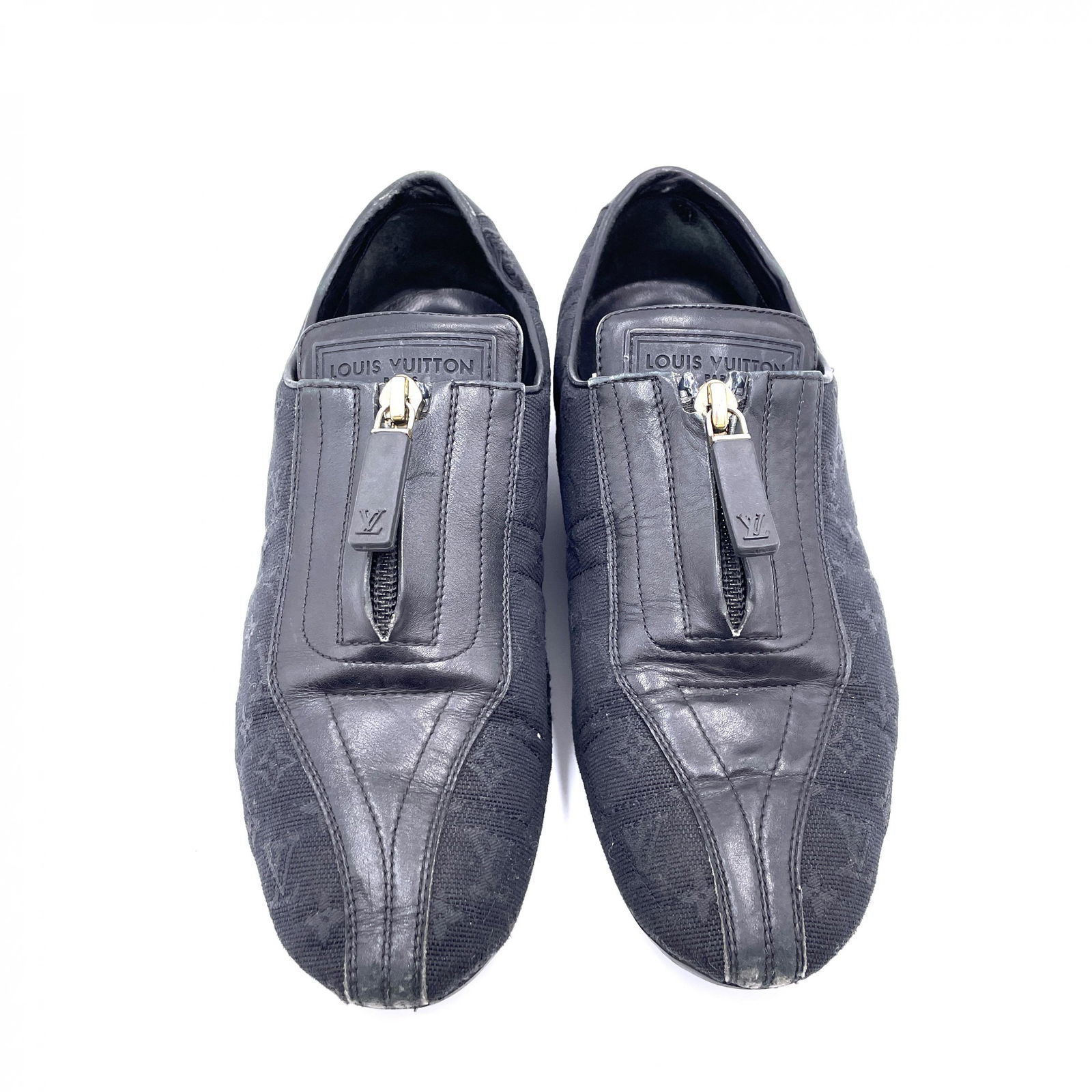 Louis Vuitton - Sneakers, Canvas and leather: EXTERIOR GRADING: B- EXTERIOR SCRATCHES: Medium EXTERIOR USE: Noticeable Use EXTERIOR ZIPPER: Runs well EXTERIOR CORNERS: Scuffs EXTERIOR EDGES: Enamel worn, Rubs INTERIOR GRADING: no_grade INTERIOR S