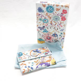 Gucci - Clutch bag, Kris knight floral, Canvas: Grading INT/EXT: B+ : SA EXTERIOR GRADING: SA EXTERIOR CORNERS: Good Condition INTERIOR GRADING: B+ INTERIOR SCRATCHES: Slight ADDONS: Dustcover, Box ODOR: No Noticeable odor present