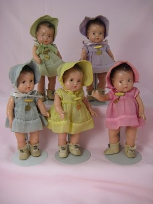 SET OF 8" COMPOSITION DIONNE QUINTS BY ALEXANDER