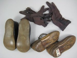 TWO PAIRS OF SHOES AND PAIR OF GLOVES - 2