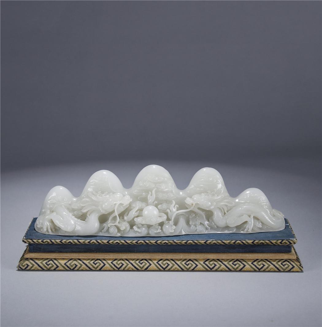 QING Dynasty, White jade carving pen holder with two: QING Dynasty, White jade carving pen holder with two dragons playing with beads.Length 24.9 cm, Width 5.6 cm, Height 7 cm.In good condition.