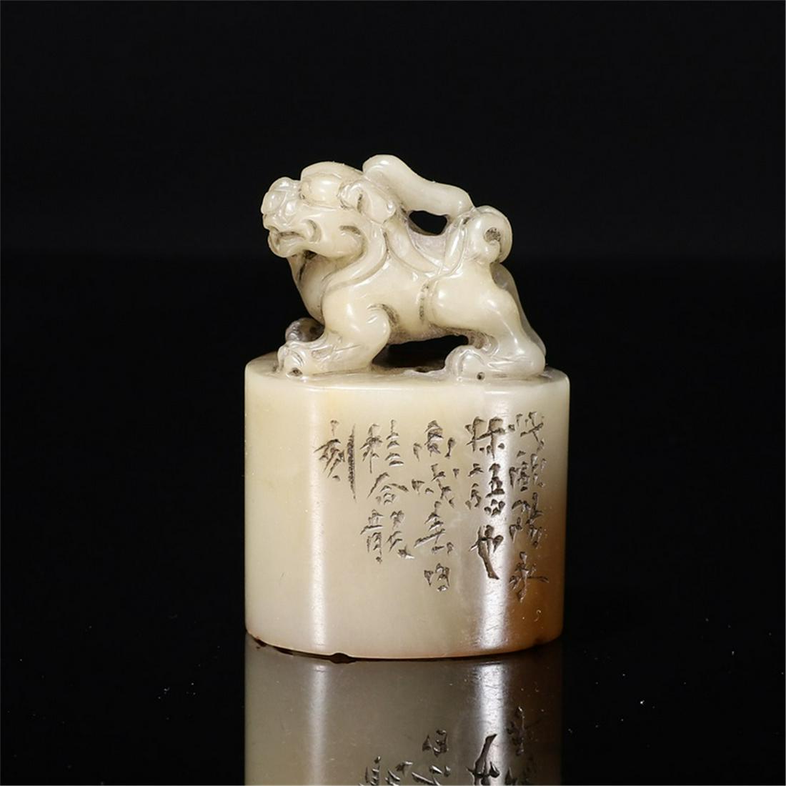 Shou Shan Fu Rong stone carving animal seal: Shou Shan Fu Rong stone carving animal sealIn good condition.Length 4.1 cm, Width 2.7 cm, Height 6.5 cm, Weight 111.1 g.