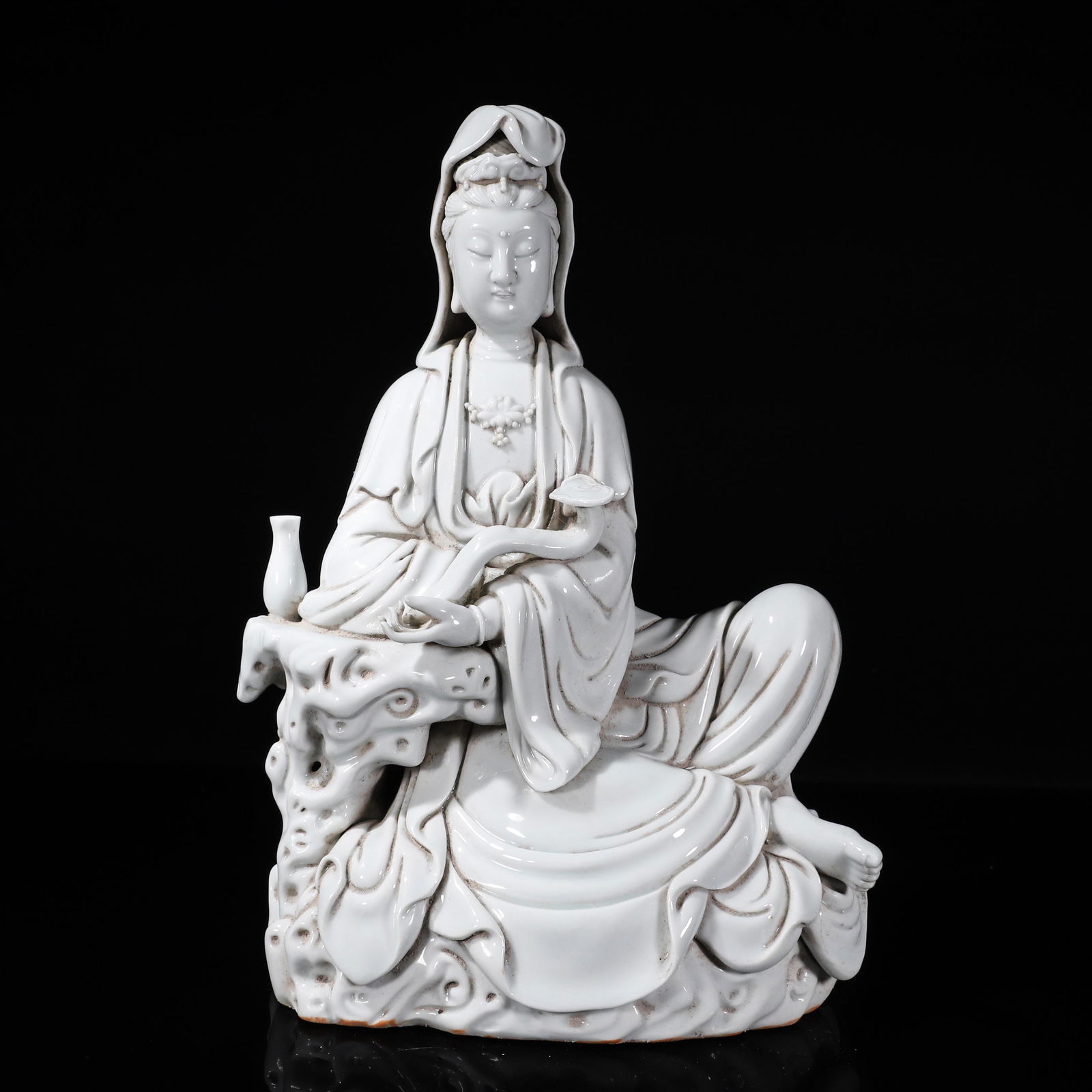 A Dehua kiln porcelain Guanyin statue (1 of 11)
