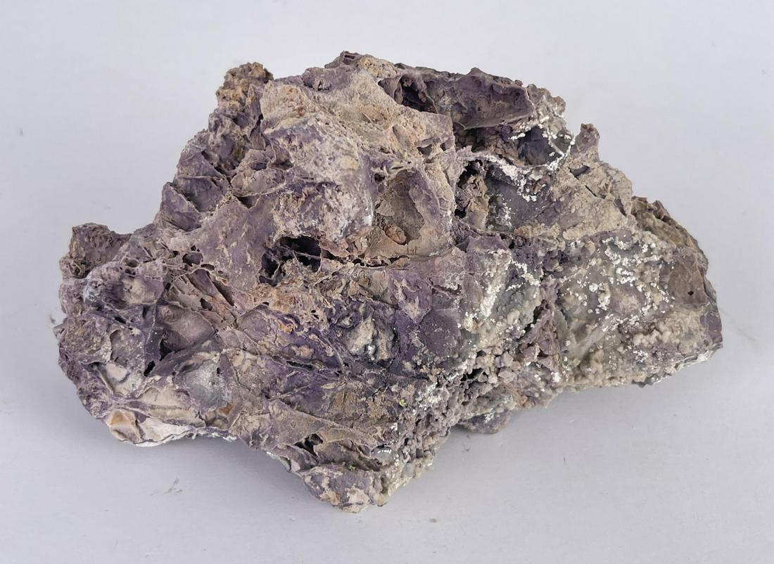 Fluorspar Topaz Mountain Utah: Very nice mineral specimen. 540 grams, 5 1/2" long.