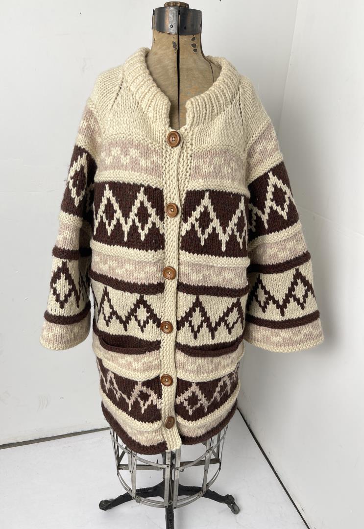 Vintage Cowichan Indian Wool Sweater: Size as shown. Nice sweater.