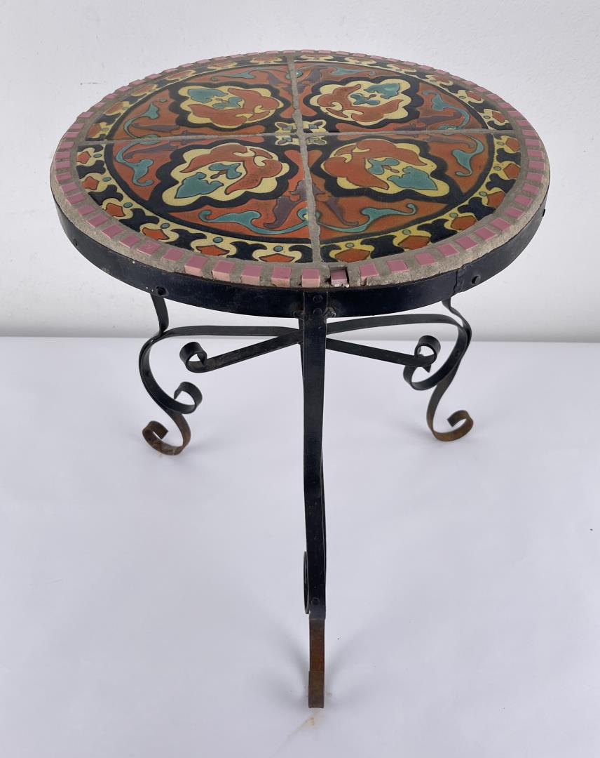 Monterey Catalina California Taylor Tile Table: Very nice tile table. 17" diameter, 20 1/4" tall.