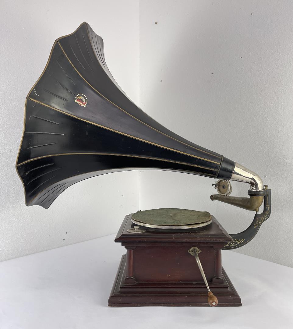 Victor Model IV Phonograph Record Player: Nice example with horn.