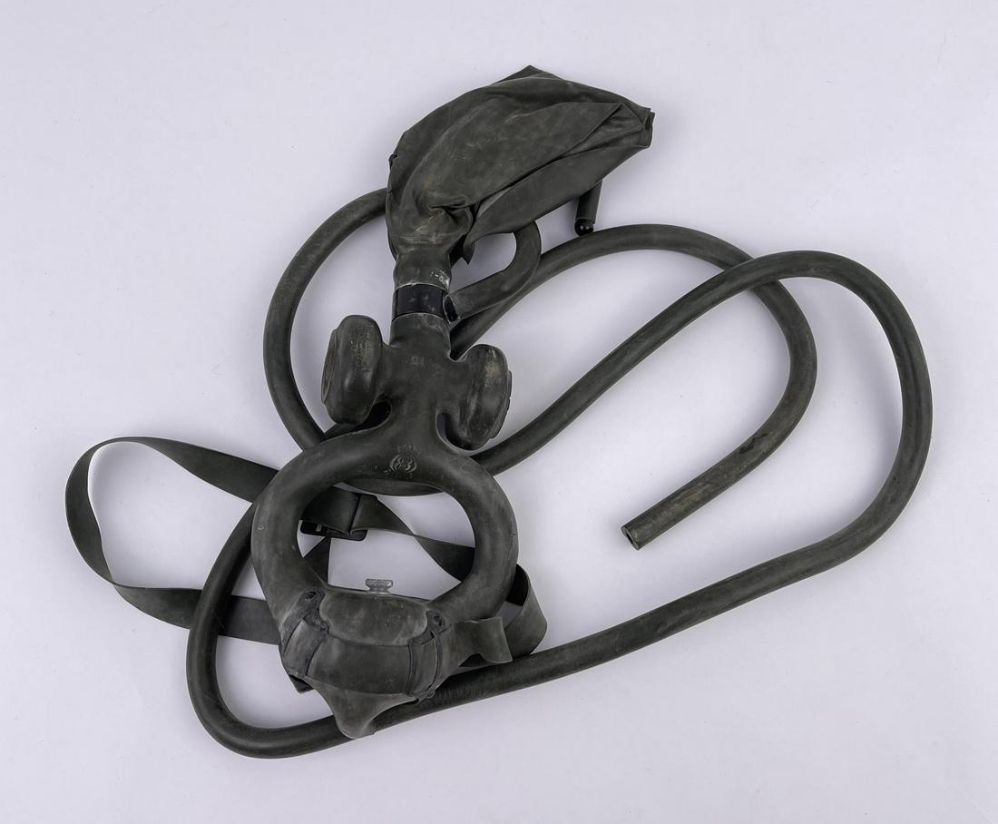WW2 Pilots Oxygen Mask: Nice mask.