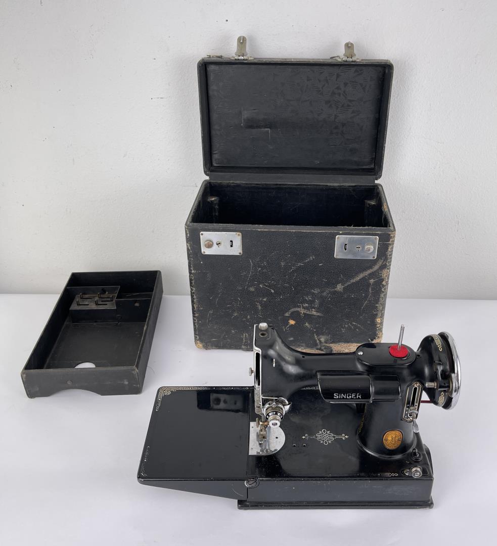 Singer 221 Featherweight Sewing Machine (1 of 15)