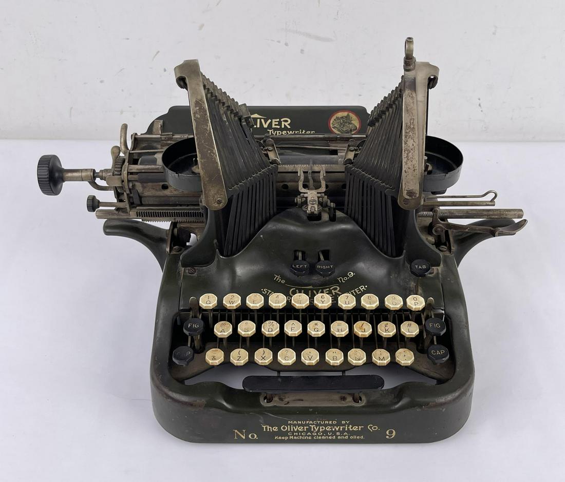 Oliver No 9 Standard Visible Typewriter: Could benefit from a cleaning and servicing. Appears to be in working order.