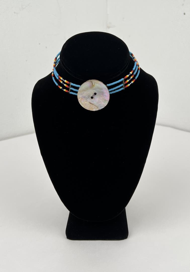 Montana Blackfoot Indian Beaded Choker Necklace: Nice necklace.