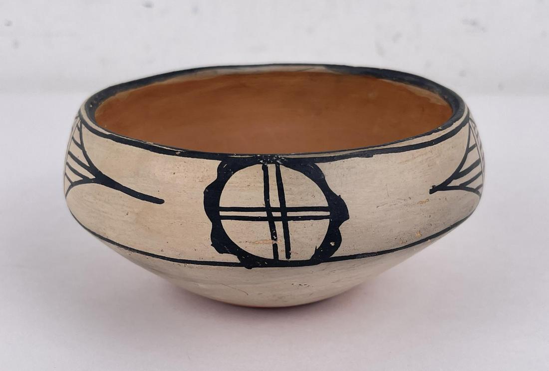 Monica Silva Santo Domingo Pueblo Indian Pot (1 of 5)