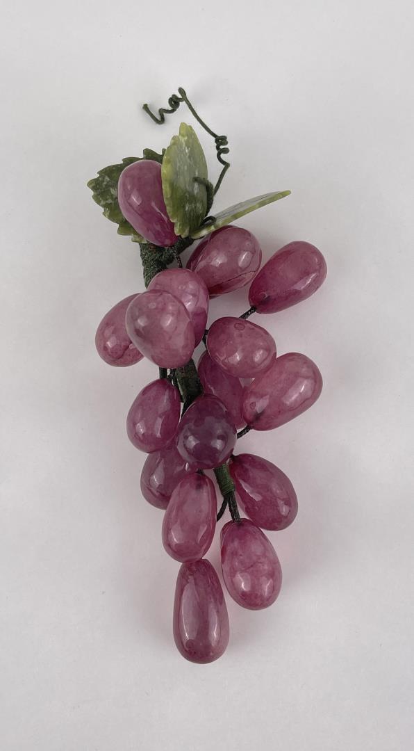 Chinese Carved Jade Grapes: Nice set. 7" long.